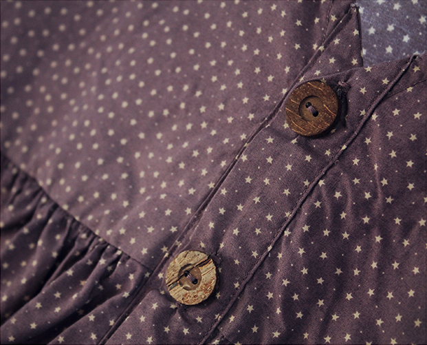 Loose cotton dress with wooden buttons